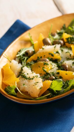 Ludovica Gargari Instagram - L’unico difetto di questa insalata di baccalà? E’ davvero irresistibile @lulugargari , nostra resident chef creator😍💛
@giallozafferano

Ingredienti:
Baccalà dissalato 500 g
Vino bianco 100 g
Succo di limone 10 g
Scorza di limone 1
Prezzemolo 3 rametti
Bacche di ginepro q.b.

Per la salsa al prezzemolo:
Prezzemolo 7 g
Olio extravergine d’oliva 60 g
Succo di limone 30 g
Sale fino q.b.
Pepe nero q.b.

Per servire:
Arance 2
Rucola 100 g
Olive taggiasche 100 g

Portate a ebollizione una pentola d’acqua con un po’ di vino bianco, le bacche di ginepro, la scorza e il succo di limone. Unite il baccalà e cuocetelo per circa 35 minuti se il filetto è intero, o per metà del tempo se è diviso. Scolatelo, eliminate la pelle e riducetelo in falde. Pelate le arance e ricavate gli spicchi, eliminando la parte bianca. In una ciotolina mescolate il prezzemolo tritato con succo di limone, olio, sale e pepe. Disponete un letto di rucola, aggiungete le olive taggiasche, gli spicchi d’arancia e il baccalà. Condite con la citronette al limone.

#giallozafferano #gz #baccalà #insalata #natale
