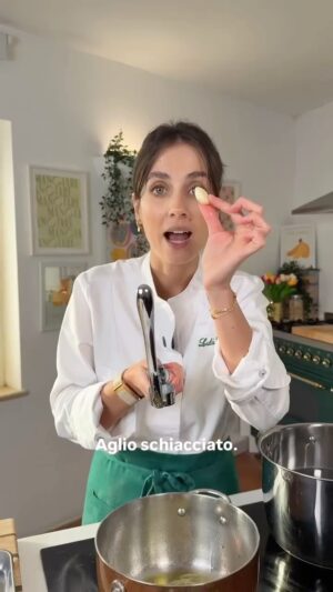 Ludovica Gargari Instagram - 🌿 Buono & Bene – Episodio 11
✨ CREMA CALDA ANTI-INFLUENZA CON CAROTE, ZUCCA E PATATA AMERICANA ✨ 🥕🎃🍠

🤧 Ti senti raffreddato, stanco o stai combattendo i primi sintomi influenzali?

🥣 Una vellutata calda, avvolgente e rinforzante, perfetta per nutrirti, riposare e favorire la guarigione senza appesantire.

📝 Ingredienti per 4 persone (con benefici):
	•	Carote biologiche – 4
Ricche di betacarotene, aiutano il sistema immunitario e proteggono le mucose.
	•	Zucca – 400 g
Dolce e remineralizzante, sostiene l’organismo nei periodi di stanchezza.
	•	Patata americana – 1 grande
Fonte di energia gentile, vitamine A e C.
	•	Porro – 1 (parte bianca)
Prebiotico naturale, leggero e amico dell’intestino.
	•	Olio extravergine d’oliva – 2 cucchiai
Antinfiammatorio e veicolo dei nutrienti.
	•	Aglio – 1 spicchio schiacciato
Antibiotico naturale a supporto delle difese.
	•	Zenzero fresco grattugiato – 1 cucchiaino
Riscaldante, antivirale e digestivo.
	•	Brodo vegetale delicato o acqua – q.b.
Idrata e aiuta la rimineralizzazione.
	•	Sale marino integrale – q.b.
	•	Yogurt di capra naturale – per servire
Più digeribile, ricco di fermenti utili.
	•	Semi misti (zucca, sesamo, girasole…) – per completare
Minerali e grassi buoni per rinforzare l’organismo.

👩🏻‍🍳 Procedimento:
	1.	Pela e taglia carote, zucca e patata americana a pezzi. Cuocile a vapore finché morbide (circa 12–15 minuti).
	2.	In una pentola, fai stufare dolcemente il porro affettato sottile con l’olio evo e lo spicchio d’aglio schiacciato.
	3.	Aggiungi lo zenzero grattugiato e le verdure cotte a vapore.
	4.	Copri con brodo vegetale o acqua calda e lascia sobbollire per 5–10 minuti.
	5.	Elimina l’aglio e frulla fino a ottenere una crema liscia e vellutata.
	6.	Regola di sale e servi calda con yogurt di capra e semi.

🌿 Cibo che cura, senza rinunciare al piacere.
#buonoebene #cucinafunzionale #anticinfluenza