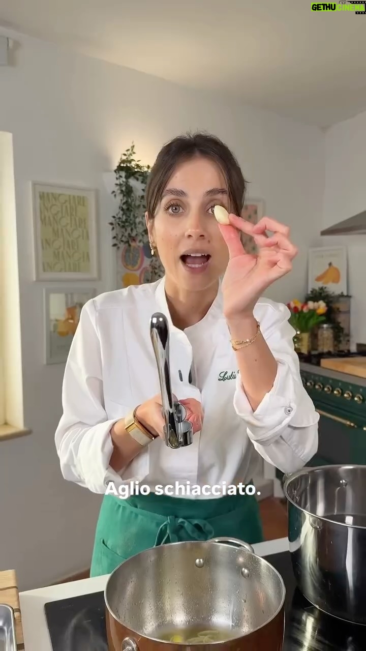 Ludovica Gargari - 4.8K Likes - 🌿 Buono & Bene – Episodio 11
✨ CREMA CALDA ANTI-INFLUENZA CON CAROTE, ZUCCA E PATATA AMERICANA ✨ 🥕🎃🍠

🤧 Ti senti raffreddato, stanco o stai combattendo i primi sintomi influenzali?

🥣 Una vellutata calda, avvolgente e rinforzante, perfetta per nutrirti, riposare e favorire la guarigione senza appesantire.

📝 Ingredienti per 4 persone (con benefici):
	•	Carote biologiche – 4
Ricche di betacarotene, aiutano il sistema immunitario e proteggono le mucose.
	•	Zucca – 400 g
Dolce e remineralizzante, sostiene l’organismo nei periodi di stanchezza.
	•	Patata americana – 1 grande
Fonte di energia gentile, vitamine A e C.
	•	Porro – 1 (parte bianca)
Prebiotico naturale, leggero e amico dell’intestino.
	•	Olio extravergine d’oliva – 2 cucchiai
Antinfiammatorio e veicolo dei nutrienti.
	•	Aglio – 1 spicchio schiacciato
Antibiotico naturale a supporto delle difese.
	•	Zenzero fresco grattugiato – 1 cucchiaino
Riscaldante, antivirale e digestivo.
	•	Brodo vegetale delicato o acqua – q.b.
Idrata e aiuta la rimineralizzazione.
	•	Sale marino integrale – q.b.
	•	Yogurt di capra naturale – per servire
Più digeribile, ricco di fermenti utili.
	•	Semi misti (zucca, sesamo, girasole…) – per completare
Minerali e grassi buoni per rinforzare l’organismo.

👩🏻‍🍳 Procedimento:
	1.	Pela e taglia carote, zucca e patata americana a pezzi. Cuocile a vapore finché morbide (circa 12–15 minuti).
	2.	In una pentola, fai stufare dolcemente il porro affettato sottile con l’olio evo e lo spicchio d’aglio schiacciato.
	3.	Aggiungi lo zenzero grattugiato e le verdure cotte a vapore.
	4.	Copri con brodo vegetale o acqua calda e lascia sobbollire per 5–10 minuti.
	5.	Elimina l’aglio e frulla fino a ottenere una crema liscia e vellutata.
	6.	Regola di sale e servi calda con yogurt di capra e semi.

🌿 Cibo che cura, senza rinunciare al piacere.
#buonoebene #cucinafunzionale #anticinfluenza