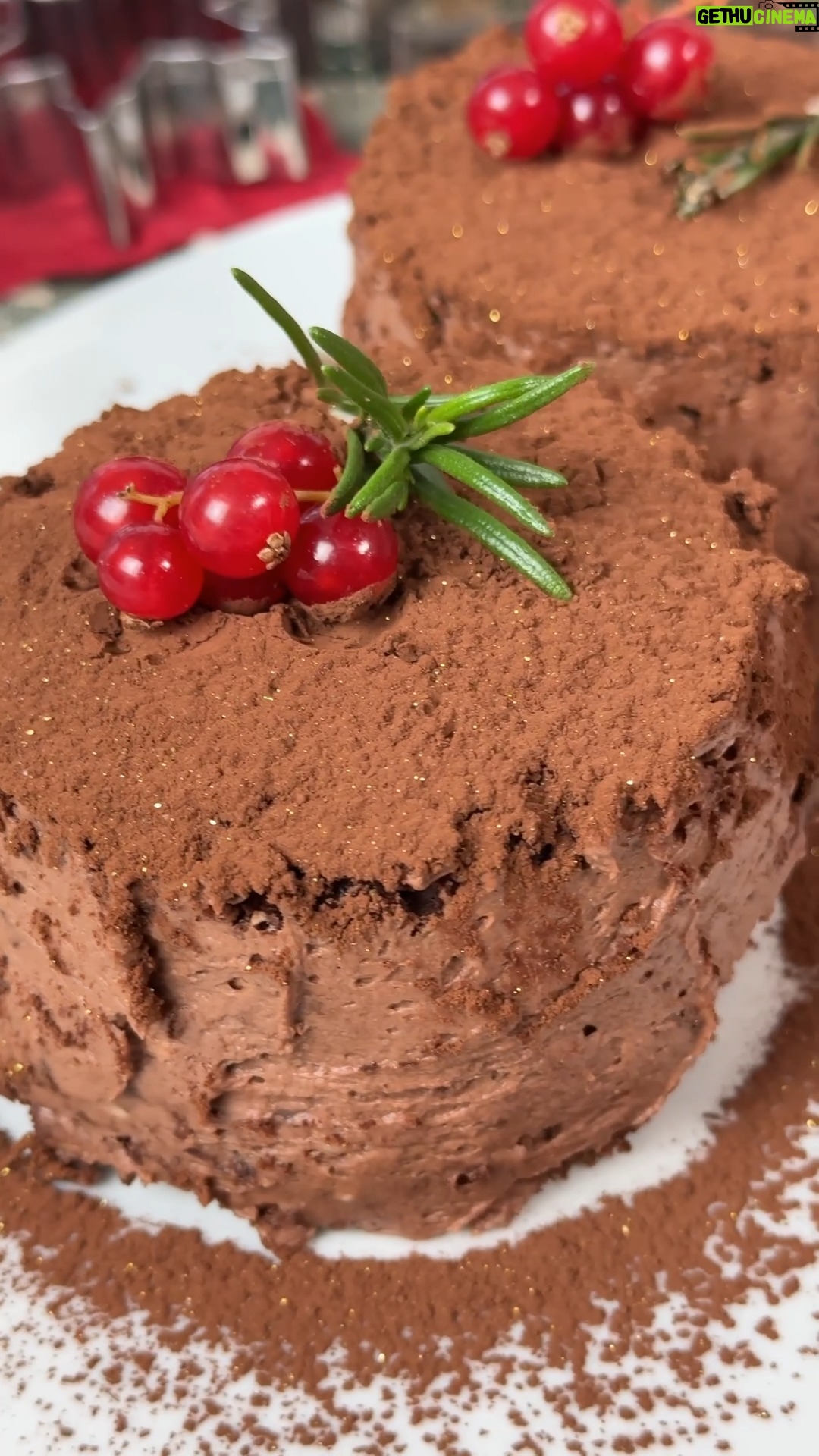 Ludovica Gargari - 5.4K Likes - Cioccolatosi, scintillanti e buonissimi: sono i nostri tortini di pan di spagna al cacao con crema al cioccolato e mascarpone e il tocco magico di @paneangeliofficial 💫✨😍 Guardate che belli! Buone feste a tutti! 🎄🧑‍🎄
@lulugargari
@giallozafferano

Ingredienti per il Pan di Spagna al cacao (tortiera da 24 cm):
4 uova
150 g zucchero
110 g farina 00
30 g cacao amaro
8 g lievito istantaneo per Pan di Spagna Paneangeli

Per la crema al cioccolato e mascarpone
500 g mascarpone
300 ml panna fresca da montare
160 g cioccolato fondente fuso e intiepidito
80 g zucchero al velo (facoltativo)

Per la decorazione:
Confettura di ribes rosso
Cacao dorato Paneangeli

Preparazione:
Per il pan di Spagna monta le uova con lo zucchero per 8–10 minuti fino a ottenere un composto chiaro e spumoso. Setaccia insieme farina, cacao e lievito e incorporali poco per volta mescolando dal basso verso l’alto. Versa l’impasto in una tortiera da 24 cm rivestita di carta forno, livella la superficie e cuoci in forno statico preriscaldato a 180 °C per 35–40 minuti oppure in forno ventilato a 170 °C per lo stesso tempo. Una volta cotto sforna e lascia raffreddare completamente.
Per la crema al cioccolato e mascarpone monta la panna ben fredda. In una ciotola lavora il mascarpone con lo zucchero al velo se utilizzato fino a ottenere una crema liscia. Unisci il cioccolato fondente fuso e intiepidito, mescola bene e incorpora infine la panna montata con movimenti delicati dal basso verso l’alto. Quando il pan di Spagna è freddo taglialo a metà in senso orizzontale e ricava dei dischi da circa 8 cm di diametro con un coppapasta. Per ogni tortino servono due o tre dischi a seconda dell’altezza desiderata. Sul primo disco stendi uno strato sottile di confettura di ribes rosso e uno strato di crema al mascarpone e cioccolato. Copri con il secondo disco e rivesti anche i bordi con la crema ripetendo l’operazione se utilizzi un terzo disco.

#giallozafferano #adv #Paneangeli #CacaoDorato #Natale