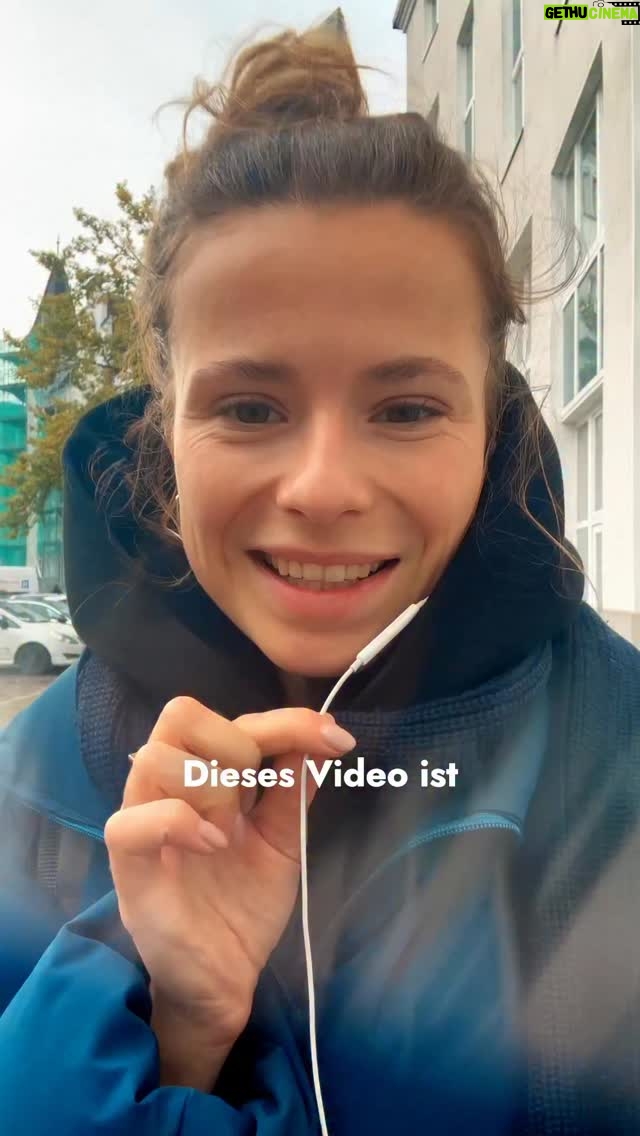 Luisa Neubauer - 293.8K Likes - Hallo ich bin Luisa und wir haben ein Problem. #Klimakrise #Merz #Emissionen
