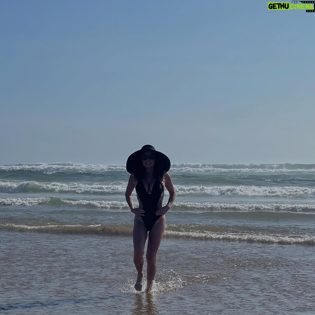 Luiza Tomé - 6.9K Likes - Me despeço hoje das praias portuguesas .
Um abençoado final de semana a todos .
Fotos by @annaescobar