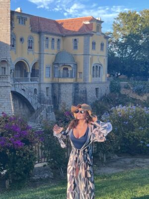 Luiza Tomé Instagram - Depois de Lisboa , não poderia deixar de passar uns dias incríveis aqui nesse hotel, de frente pra esse mar lindo.
@vilagale.pt  @pedroribeiro78 
@vilagale.cascais 
Uma semana abençoada para todos , com muitas vitórias, saúde e paz.