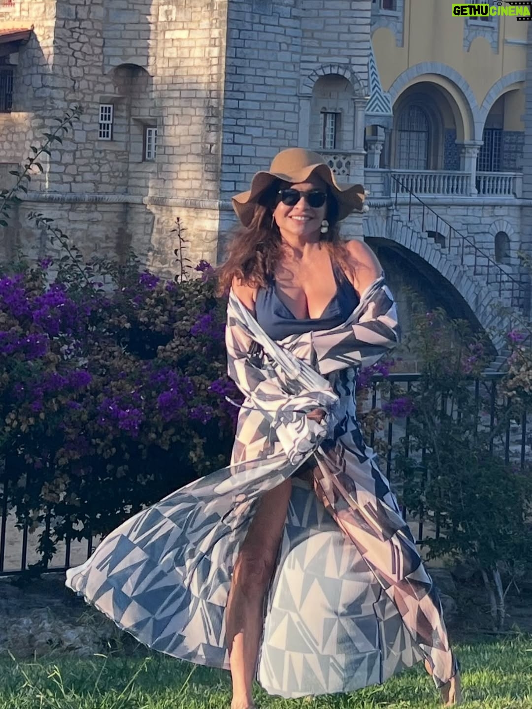 Luiza Tomé - 23.9K Likes - Depois de Lisboa , não poderia deixar de passar uns dias incríveis aqui nesse hotel, de frente pra esse mar lindo.
@vilagale.pt  @pedroribeiro78 
@vilagale.cascais 
Uma semana abençoada para todos , com muitas vitórias, saúde e paz.