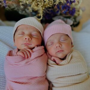 Luz Cipriota Instagram - Hoy se cumple un mes de la llegada de Angela y Aurora💫. Y parece que están aquí desde hace muchísimo más! .
Nacieron con un minuto de diferencia y el torbellino de amor multiplicado que trajeron es tan grande…
Mis monitas.. Aún no puedo creer tenerlas conmigo finalmente en casa.
@serranodavid75 ♥️.
Gracias a todo el equipo de Neo del hospital San José. Fuisteis los mejores!.
#twinsandmultiples #twinmom #AngelayAurora #NewBorn #Twins #Gemelas #Neo