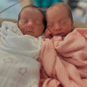 Luz Cipriota Instagram - Bienvenidas Ángela y Aurora! 🌸🌺
Si. Llevaba meses desaparecida de las redes sociales y hoy puedo contarles que es por la razón más hermosa del mundo.
Con @serranodavid75 quisimos agrandar la familia… y cuando nos enteramos de que no venía una, sino ¡dos! Imagínense el torbellino de emociones! 🩷🤯😅😍.
Angela y Aurora son gemelas y al haber compartido placenta (Monocoriales), el embarazo fue de riesgo y bastante complicado. Muchísimo malestar (que puede pasar o no, pero a mí me pasó) y sobretodo incertidumbre. Por eso decidí no exponerme, porque no podía explicarme ni a mí misma lo que estaba viviendo. La prioridad era estar bien y fuerte para dar lo mejor a las bebitas. Y la magia sucedió! ✨
Nacieron el 20 de junio y al haber sido prematuras (semana 34) nos toca tenerlas en Neonatologia aún unos días más.
No me alcanzan las palabras para explicar todo lo que siento en este posteo. De repente soy madre de tres. Y tengo la familia que siempre soñé. Te amo @serranodavid75 contigo hasta el infinito ♥️.
Agradecimiento especial a mi obstetra Virginia Ortega y su equipo que una vez más supo tomar las decisiones correctas para velar por mi bienestar y el de las pulguitas.
Estoy feliz de poder compartir con todos ustedes esta noticia 🩷🩷
#Gemelas #Monocoriales #Semana34 #Madrede3 #LaVidaTeDaSorpresas #FamiliaNumerosa #Bienvenidas #NewBorn #identicaltwins