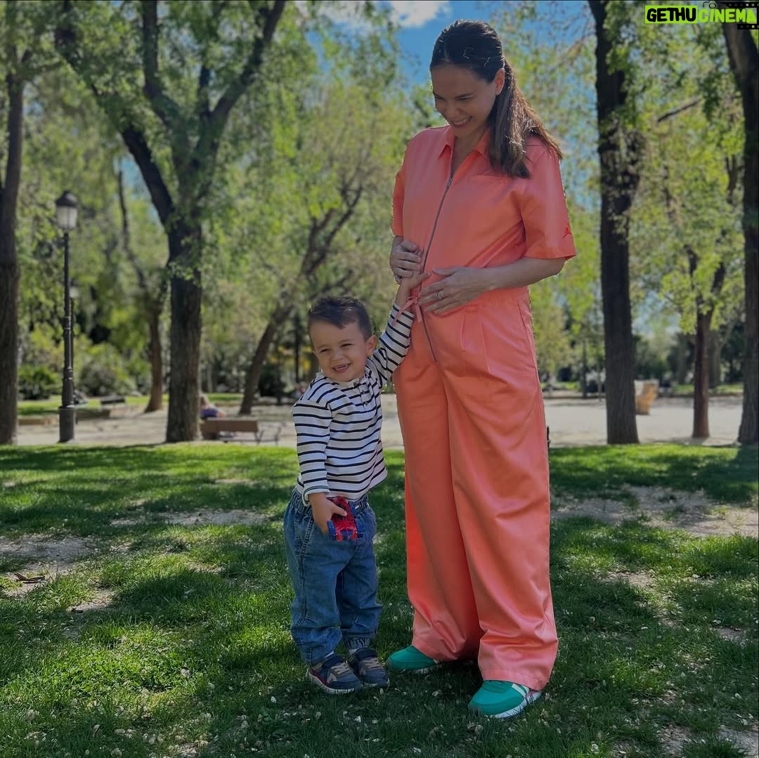 Luz Cipriota - 71.8K Likes - Bienvenidas Ángela y Aurora! 🌸🌺

Si. Llevaba meses desaparecida de las redes sociales y hoy puedo contarles que es por la razón más hermosa del mundo.
Con @serranodavid75 quisimos agrandar la familia… y cuando nos enteramos de que no venía una, sino ¡dos! Imagínense el torbellino de emociones! 🩷🤯😅😍.
Angela y Aurora son gemelas y al haber compartido placenta (Monocoriales), el embarazo fue de riesgo y bastante complicado. Muchísimo malestar (que puede pasar o no, pero a mí me pasó) y sobretodo incertidumbre. Por eso decidí no exponerme, porque no podía explicarme ni a mí misma lo que estaba viviendo. La prioridad era estar bien y fuerte para dar lo mejor a las bebitas. Y la magia sucedió! ✨
Nacieron el 20 de junio y al haber sido prematuras (semana 34) nos toca tenerlas en Neonatologia aún unos días más. 
No me alcanzan las palabras para explicar todo lo que siento en este posteo. De repente soy madre de tres. Y tengo la familia que siempre soñé. Te amo @serranodavid75 contigo hasta el infinito ♥️.
Agradecimiento especial a mi obstetra Virginia Ortega y su equipo que una vez más supo tomar las decisiones correctas para velar por mi bienestar y el de las pulguitas.
Estoy feliz de poder compartir con todos ustedes esta noticia 🩷🩷

#Gemelas #Monocoriales #Semana34 #Madrede3 #LaVidaTeDaSorpresas #FamiliaNumerosa #Bienvenidas #NewBorn #identicaltwins