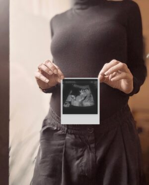 Macarena Miguel Instagram - Y bueno… la verdad quería hacer un shooting súper especial para compartirles esta noticia, pero llegué a la conclusión que qué mejor que compartirles esto desde lo más íntimo de mi casa y mi corazón. ¡Pasamos a ser familia de 4! #babycomingsoon 🥰🥰
@andreschavezg ily 🤍

Les dejo el bonus del día que nos enteramos 🥹