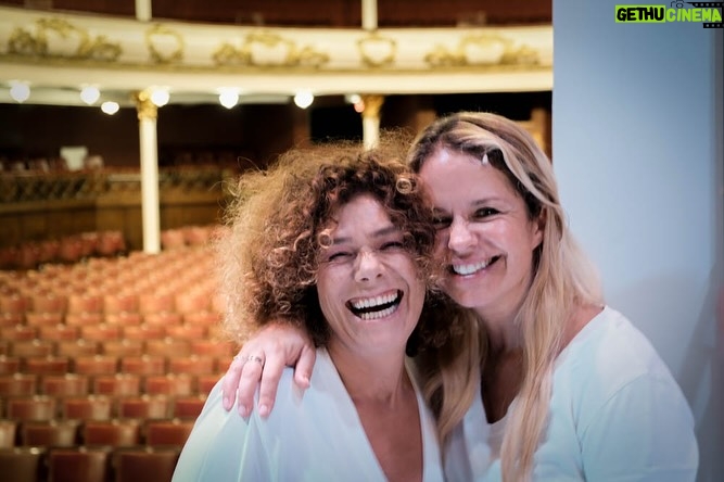 Madalena Brandão - 190 Likes - A chegar ao Porto para mas um fim de semana de ESCOLHAS, no @teatro_sa_da_bandeira com estas pessoas bonitas e talentosas. Ficam aqui alguns momentos do primeiro fim de semana nesta linda cidade, onde fomos e seremos muito felizes estas próximas duas semanas.
Quem vem? Link para os bilhetes 👆🏻 @fproducao