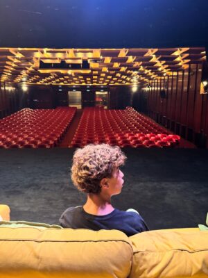 Madalena Brandão Instagram - Última semana de ESCOLHAS, em Lisboa, com estes maravilhosos! Ainda podem vir ao @teatrovillaret até domingo✨
Depois, Porto, de 31 de Outubro a 16 de Novembro no @sadabandeirateatro !! Venham escolher o nosso destino 🤘