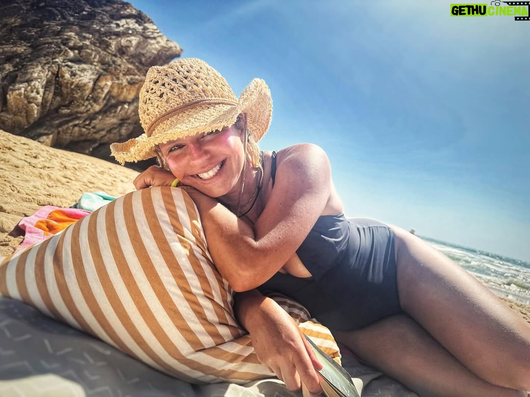 Madalena Brandão - 1.2K Likes - O mundo vive tempos tão difíceis que nos últimos tempos deixou de me fazer sentido partilhar a vida por aqui, parece-me muitas vezes fútil e despropositado tendo em conta o estado das coisas. Isto não é uma crítica, atenção, só uma partilha do que tenho sentido e de certa forma uma tentativa de explicar a minha ausência.

Mas hoje apetece-me agradecer a todas as pessoas bonitas que fizeram com que tivesse um verão bom e leve com tempo, filhos, caravana, amigos, praia, silêncio, gargalhadas, Glória Gang, mar, vinho, gringo, bicicletas, amêijoas, zebras, pregos da praia, pinturas, tatuagens… Muitas coisas boas! Obrigada a quem fez parte ❤️ Foi mesmo bom!