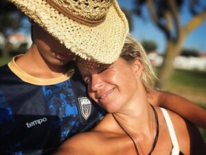 Madalena Brandão Instagram - O mundo vive tempos tão difíceis que nos últimos tempos deixou de me fazer sentido partilhar a vida por aqui, parece-me muitas vezes fútil e despropositado tendo em conta o estado das coisas. Isto não é uma crítica, atenção, só uma partilha do que tenho sentido e de certa forma uma tentativa de explicar a minha ausência.

Mas hoje apetece-me agradecer a todas as pessoas bonitas que fizeram com que tivesse um verão bom e leve com tempo, filhos, caravana, amigos, praia, silêncio, gargalhadas, Glória Gang, mar, vinho, gringo, bicicletas, amêijoas, zebras, pregos da praia, pinturas, tatuagens… Muitas coisas boas! Obrigada a quem fez parte ❤️ Foi mesmo bom!