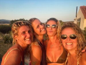 Madalena Brandão Instagram - O mundo vive tempos tão difíceis que nos últimos tempos deixou de me fazer sentido partilhar a vida por aqui, parece-me muitas vezes fútil e despropositado tendo em conta o estado das coisas. Isto não é uma crítica, atenção, só uma partilha do que tenho sentido e de certa forma uma tentativa de explicar a minha ausência.

Mas hoje apetece-me agradecer a todas as pessoas bonitas que fizeram com que tivesse um verão bom e leve com tempo, filhos, caravana, amigos, praia, silêncio, gargalhadas, Glória Gang, mar, vinho, gringo, bicicletas, amêijoas, zebras, pregos da praia, pinturas, tatuagens… Muitas coisas boas! Obrigada a quem fez parte ❤️ Foi mesmo bom!