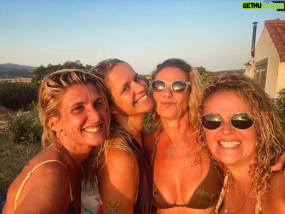 Madalena Brandão - 1.2K Likes - O mundo vive tempos tão difíceis que nos últimos tempos deixou de me fazer sentido partilhar a vida por aqui, parece-me muitas vezes fútil e despropositado tendo em conta o estado das coisas. Isto não é uma crítica, atenção, só uma partilha do que tenho sentido e de certa forma uma tentativa de explicar a minha ausência.

Mas hoje apetece-me agradecer a todas as pessoas bonitas que fizeram com que tivesse um verão bom e leve com tempo, filhos, caravana, amigos, praia, silêncio, gargalhadas, Glória Gang, mar, vinho, gringo, bicicletas, amêijoas, zebras, pregos da praia, pinturas, tatuagens… Muitas coisas boas! Obrigada a quem fez parte ❤️ Foi mesmo bom!