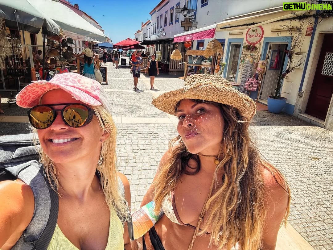 Madalena Brandão - 1.2K Likes - O mundo vive tempos tão difíceis que nos últimos tempos deixou de me fazer sentido partilhar a vida por aqui, parece-me muitas vezes fútil e despropositado tendo em conta o estado das coisas. Isto não é uma crítica, atenção, só uma partilha do que tenho sentido e de certa forma uma tentativa de explicar a minha ausência.

Mas hoje apetece-me agradecer a todas as pessoas bonitas que fizeram com que tivesse um verão bom e leve com tempo, filhos, caravana, amigos, praia, silêncio, gargalhadas, Glória Gang, mar, vinho, gringo, bicicletas, amêijoas, zebras, pregos da praia, pinturas, tatuagens… Muitas coisas boas! Obrigada a quem fez parte ❤️ Foi mesmo bom!