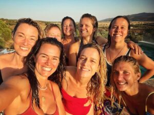 Madalena Brandão Instagram - O mundo vive tempos tão difíceis que nos últimos tempos deixou de me fazer sentido partilhar a vida por aqui, parece-me muitas vezes fútil e despropositado tendo em conta o estado das coisas. Isto não é uma crítica, atenção, só uma partilha do que tenho sentido e de certa forma uma tentativa de explicar a minha ausência.

Mas hoje apetece-me agradecer a todas as pessoas bonitas que fizeram com que tivesse um verão bom e leve com tempo, filhos, caravana, amigos, praia, silêncio, gargalhadas, Glória Gang, mar, vinho, gringo, bicicletas, amêijoas, zebras, pregos da praia, pinturas, tatuagens… Muitas coisas boas! Obrigada a quem fez parte ❤️ Foi mesmo bom!