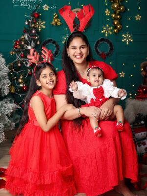 Madhu Reddy Instagram - Marry Christmas 😘🧿🧿 @im_hithvikareddy_dadyprinces @purvikaareddy 

📸 @kidsography_by_nikhil_ronald 

#insta #instagram #instamusic #instafashion #christmas #christmastime #christmastree #christmasiscoming #chrismas #happy #feed #viral #viralvideo #viralpost2025 #viral #post #postviralシ #reach #reaching #familyfirst #family #familytime❤️ #kids #mother #motherdaughterlove #motheranddaughters #feel #music #feeding #christamtree #motherdaughterday