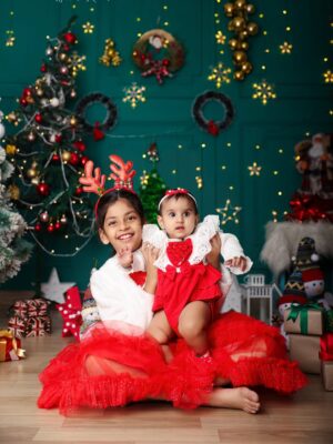 Madhu Reddy Instagram - Marry Christmas 😘🧿🧿 @im_hithvikareddy_dadyprinces @purvikaareddy 

📸 @kidsography_by_nikhil_ronald 

#insta #instagram #instamusic #instafashion #christmas #christmastime #christmastree #christmasiscoming #chrismas #happy #feed #viral #viralvideo #viralpost2025 #viral #post #postviralシ #reach #reaching #familyfirst #family #familytime❤️ #kids #mother #motherdaughterlove #motheranddaughters #feel #music #feeding #christamtree #motherdaughterday