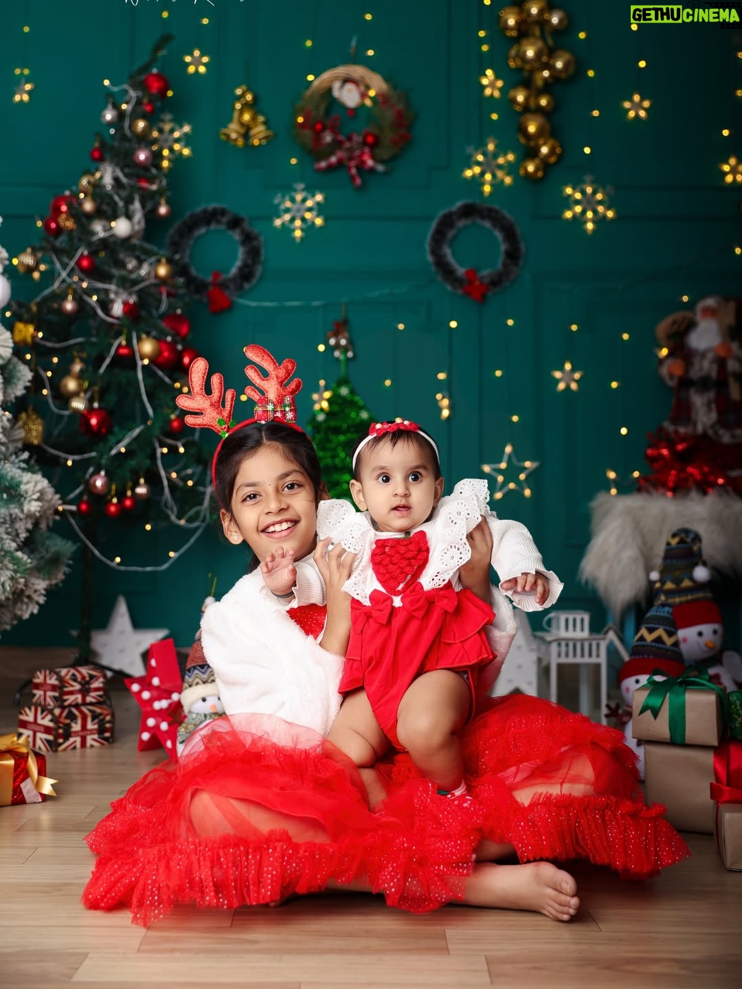 Madhu Reddy - 27K Likes - Marry Christmas 😘🧿🧿 @im_hithvikareddy_dadyprinces @purvikaareddy 

📸 @kidsography_by_nikhil_ronald 

#insta #instagram #instamusic #instafashion #christmas #christmastime #christmastree #christmasiscoming #chrismas #happy #feed #viral #viralvideo #viralpost2025 #viral #post #postviralシ #reach #reaching #familyfirst #family #familytime❤️ #kids #mother #motherdaughterlove #motheranddaughters #feel #music #feeding #christamtree #motherdaughterday