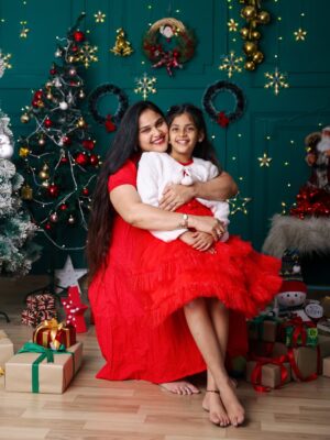 Madhu Reddy Instagram - Marry Christmas 😘🧿🧿 @im_hithvikareddy_dadyprinces @purvikaareddy 

📸 @kidsography_by_nikhil_ronald 

#insta #instagram #instamusic #instafashion #christmas #christmastime #christmastree #christmasiscoming #chrismas #happy #feed #viral #viralvideo #viralpost2025 #viral #post #postviralシ #reach #reaching #familyfirst #family #familytime❤️ #kids #mother #motherdaughterlove #motheranddaughters #feel #music #feeding #christamtree #motherdaughterday
