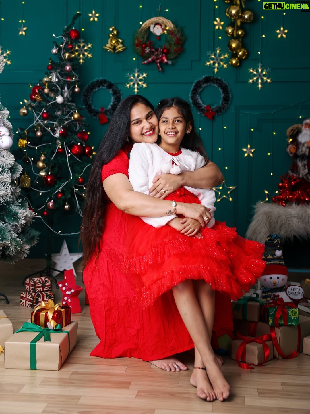 Madhu Reddy - 27K Likes - Marry Christmas 😘🧿🧿 @im_hithvikareddy_dadyprinces @purvikaareddy 

📸 @kidsography_by_nikhil_ronald 

#insta #instagram #instamusic #instafashion #christmas #christmastime #christmastree #christmasiscoming #chrismas #happy #feed #viral #viralvideo #viralpost2025 #viral #post #postviralシ #reach #reaching #familyfirst #family #familytime❤️ #kids #mother #motherdaughterlove #motheranddaughters #feel #music #feeding #christamtree #motherdaughterday