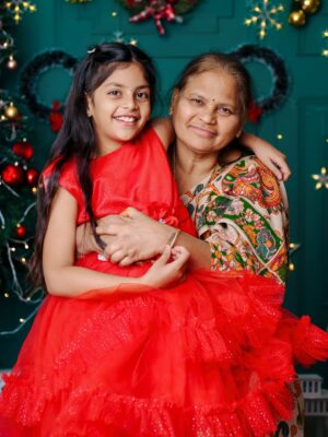 Madhu Reddy Instagram - Marry Christmas 😘🧿🧿 @im_hithvikareddy_dadyprinces @purvikaareddy 

📸 @kidsography_by_nikhil_ronald 

#insta #instagram #instamusic #instafashion #christmas #christmastime #christmastree #christmasiscoming #chrismas #happy #feed #viral #viralvideo #viralpost2025 #viral #post #postviralシ #reach #reaching #familyfirst #family #familytime❤️ #kids #mother #motherdaughterlove #motheranddaughters #feel #music #feeding #christamtree #motherdaughterday