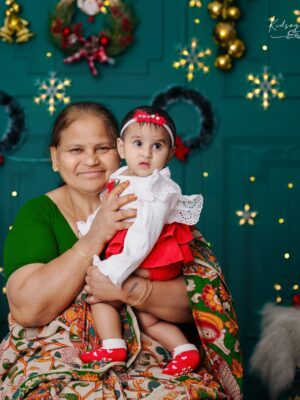 Madhu Reddy Instagram - Marry Christmas 😘🧿🧿 @im_hithvikareddy_dadyprinces @purvikaareddy 

📸 @kidsography_by_nikhil_ronald 

#insta #instagram #instamusic #instafashion #christmas #christmastime #christmastree #christmasiscoming #chrismas #happy #feed #viral #viralvideo #viralpost2025 #viral #post #postviralシ #reach #reaching #familyfirst #family #familytime❤️ #kids #mother #motherdaughterlove #motheranddaughters #feel #music #feeding #christamtree #motherdaughterday