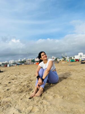Madhuri Jain Instagram - The waves teach me to flow, the sand teaches me to ground 🦋🤍 

Thank you @nandyslifetale ♥️🦋
@samyuj.in