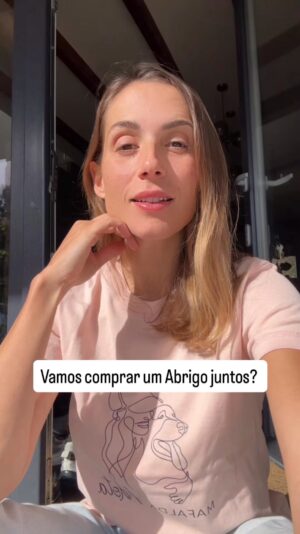 Mafalda Rodiles Instagram - No Santuário Mafalda Adota, a nossa missão é transformar medo em confiança, e frio em aconchego.
A altura mais desafiadora do ano já chegou e esta semana percebemos que comprar um abrigo de madeira de 12m² em segunda mão é uma necessidade urgente! E encontrámos uma opção por um preço incrível e como não quero perder esta oportunidade decidi pedir-vos ajuda! 

Não é apenas uma estrutura de madeira; é a promessa de noites secas e quentinhas, é um refúgio seguro para os mais frágeis, é mais espaço para o afeto e para as pessoas que nos visitam e adotam connosco. É o que falta para darmos um passo gigante na qualidade de vida dos nossos resgatados.

Encontrámos o abrigo perfeito, e agora só dependemos da vossa generosidade ♥️.

Para que consigamos dar esta segurança a tempo, lançámos uma angariação no GoFundMe

O link direto está na Bio e, para quem puder ajudar imediatamente, também está nos meus Stories.

Doe o que puder, partilhe com quem se preocupa. 
Juntos, faremos o que ontem parecia impossível! 
Juntos faremos a chuva ser mais levezinha! 

Com carinho e gratidão,

#SantuárioMafaldaAdota #CausaAnimal #FazerADiferença #AbrigoParaAnimais

Comente com um 🐶 para fazermos o vídeo chegar mais longe!

Quem preferir pode transferir para o NIB PT50001800031469182802086 ou mandem msg e envio-vos o mbway ♥️🐶