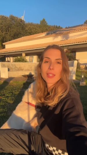 Mafalda Rodiles Instagram - Demorei alguns dias para gravar este vídeo de tão especial que está a ser ter encontrado a DREAM. 
É o realizar de um sonho, é um encontro de almas, nem vos consigo bem explicar.
O que sei, e isso é a razão de ter criado o @mafaldaadota, é que os cães têm a capacidade de mudar as nossas vidas! Eles são puro amor incondicional! 
Rapidamente se adaptam, rapidamente nos amam, rapidamente esquecem todos os momentos maus que passaram para simplesmente serem felizes de novo! 
Temos tanto a aprender com eles! 

Bem vinda à minha vida querida DREAM! 
Estava mesmo à tua espera ❤️🐶

Partilhem com quem vos fizer sentido 🙏🏻

#naocompreadote #adoçãoresponsável #mafaldaadota