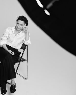 Maggie Gyllenhaal Instagram - It is such a pleasure to collaborate with @etonshirts. What a luxury to get to wear their exquisite shirts. I’ve been living in them. They are gorgeous now, and I bet I’ll LOVE them even more after 100 washes. And thank you to the v v talented @graysorrenti for the beautiful photos.