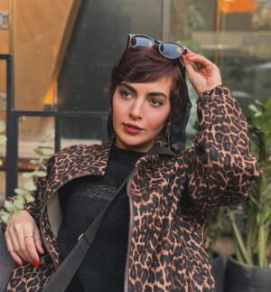Mahshid Javadi Instagram - ‘
تو با تن پوشی از گلبرگ و بوسه
منو به جشن نور و آینه بردی
چرا از سایه های شب بترسم
تو خورشید و به دست من سپردی