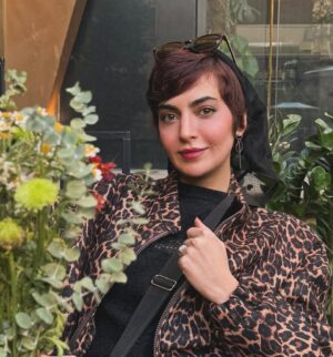 Mahshid Javadi Instagram - ‘
تو با تن پوشی از گلبرگ و بوسه
منو به جشن نور و آینه بردی
چرا از سایه های شب بترسم
تو خورشید و به دست من سپردی