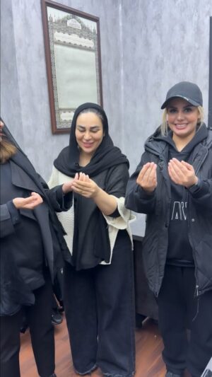 Mahshid Khosravi Instagram - «پیام‌رسانِ حق باش؛ بگذار کلامت پلی باشد میان دل انسان و نور خدا.»
«حق را بر زبان جاری کن؛ شاید یک جمله‌ات چراغی شود در دل خاموشی.»
روز همگی مبارک خوشگل های من 😍✌️