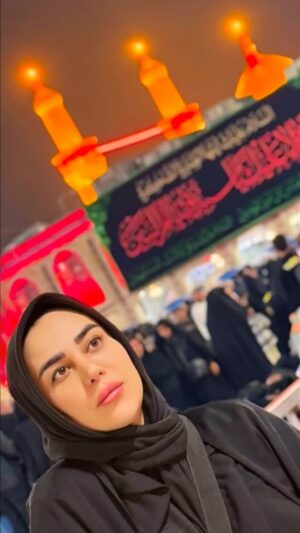 Mahshid Khosravi Instagram - این فیلم اثبات زنده بودن شهدا ❤️
-------------------------------
حکمت این خواب چی بود ؟ چرا شهید پلارک سه شب پشت هم رفت تو خواب خانم محمودی که این پیغام و برسونه ؟ چرا گفت دختر بچه است ؟؟ یعنی بچه ای اونجا خاک شده که خیرات کله پاچه میخواسته ؟ و دقیقا موقعی که من خیلی نا امید بودم شهید پلارک پسر و نشون پریسا یکی از خیرین خیریه داد اونم چی اون سر دنیا تو استرالیا ! اگه همه این حرفا رو به خودم میگفت هیچ کسی صد سال از من قبول نمیکرد ! این خواب از طریق دو نفر کامل شد ! باید فیلم استوری میشد پریسا پسر و میدید و متوجه میشد خوابش درسته و شهید پلارک همین پسر و بهش نشون داده 😭 هم پسر ،  هم یکی از یارهای امام زمان 😭 چه سفر پر رمز و رازی بود این سفر میتونه آغاز یه اتفاق بزرگ باشه و همه اینا فقط یه بهانه بود تا یه مطلب بزرگتر و بهم برسونن و من دنبال اون اصل قضیه هستم که شک ندارم بهش میرسم .⁩⁩