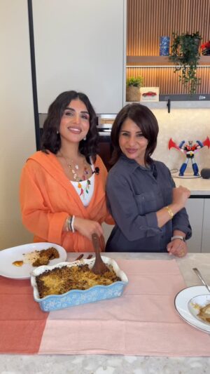 Mai Al Balushi Instagram - مسقعة مع شيماء سليمان و مي البلوشي 
.
#طبخ #طبخات_سهله #مسقعة #اكل