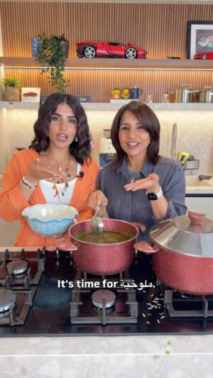 Mai Al Balushi Instagram - ملوخية بالدجاج مع مي البلوشي و شيماء سليمان
.
#طبخ #طبخات #طبخات_سهله #ملوخية