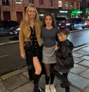 Maïka Desnoyers Instagram - Mes filles.. les miennes.
Mon « girl squad ».

Fierté, joie, gratitude… je les aime tellement et caline que je nous trouve belle… in and out ❤️

** Photo prise en septembre à Paris 😍 **