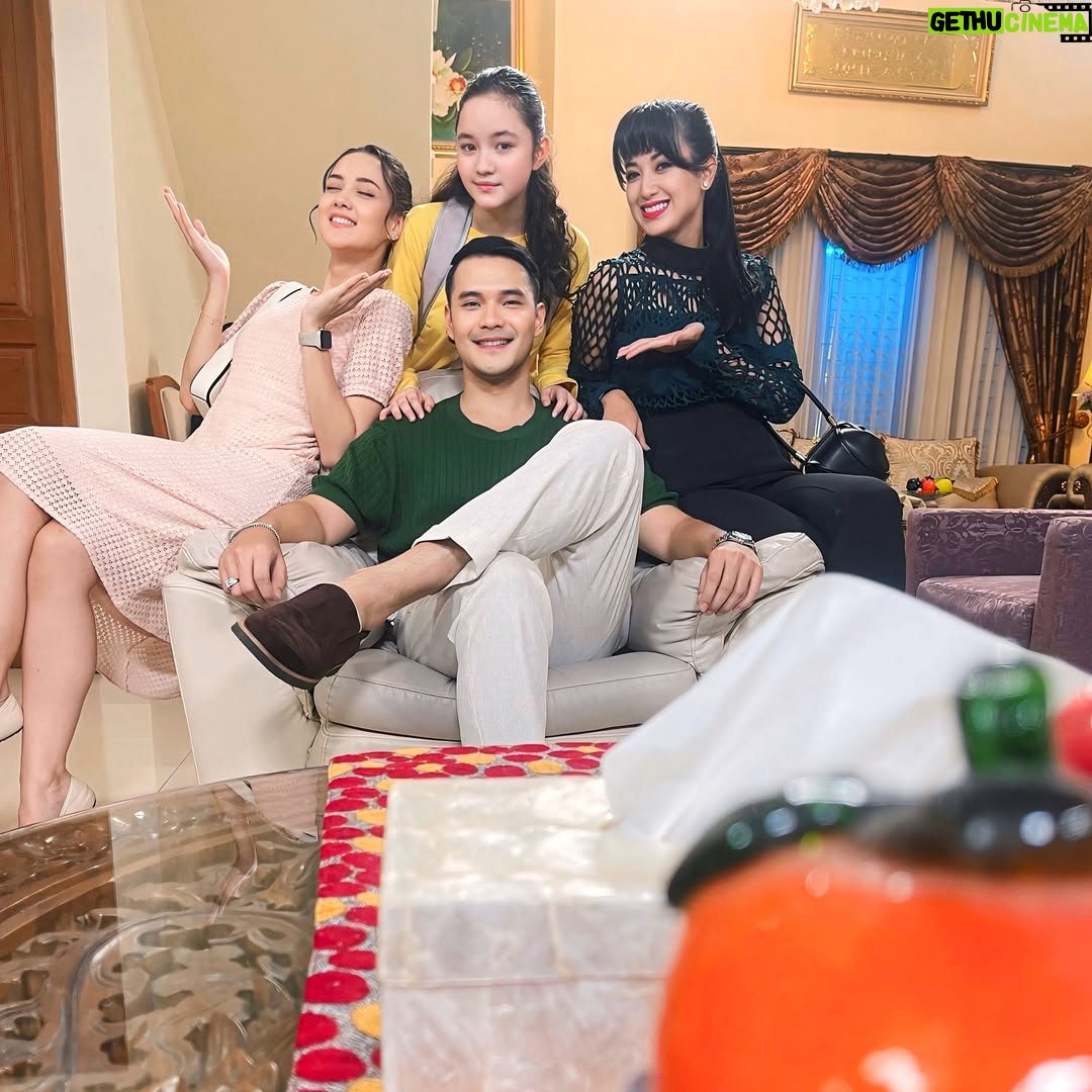 Makayla Rose Hilli - 5.5K Likes - Keluarga SA~MA~WA 🤍 
Abah Miko, Umi Dara, Ambu Tania & Teteh Nisa. 🫶🏻✨ #KauDitakdirkanUntukku @rctilayardramaindonesia 🎬