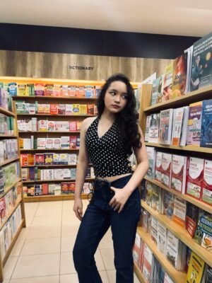 Makayla Rose Hilli Instagram - jajaan buku lagii🥹🤍. #masyallahtabarakallah #bookstagram #books #dojacat #glasses #photos #post