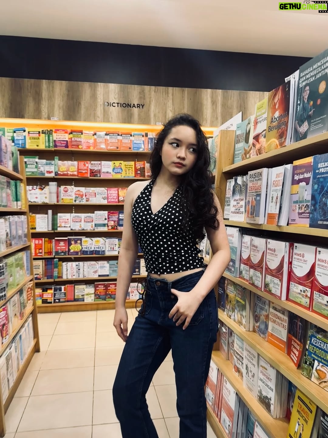Makayla Rose Hilli - 2.5K Likes - jajaan buku lagii🥹🤍. #masyallahtabarakallah #bookstagram #books #dojacat #glasses #photos #post