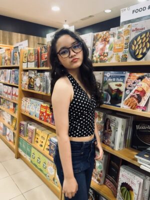 Makayla Rose Hilli Instagram - jajaan buku lagii🥹🤍. #masyallahtabarakallah #bookstagram #books #dojacat #glasses #photos #post