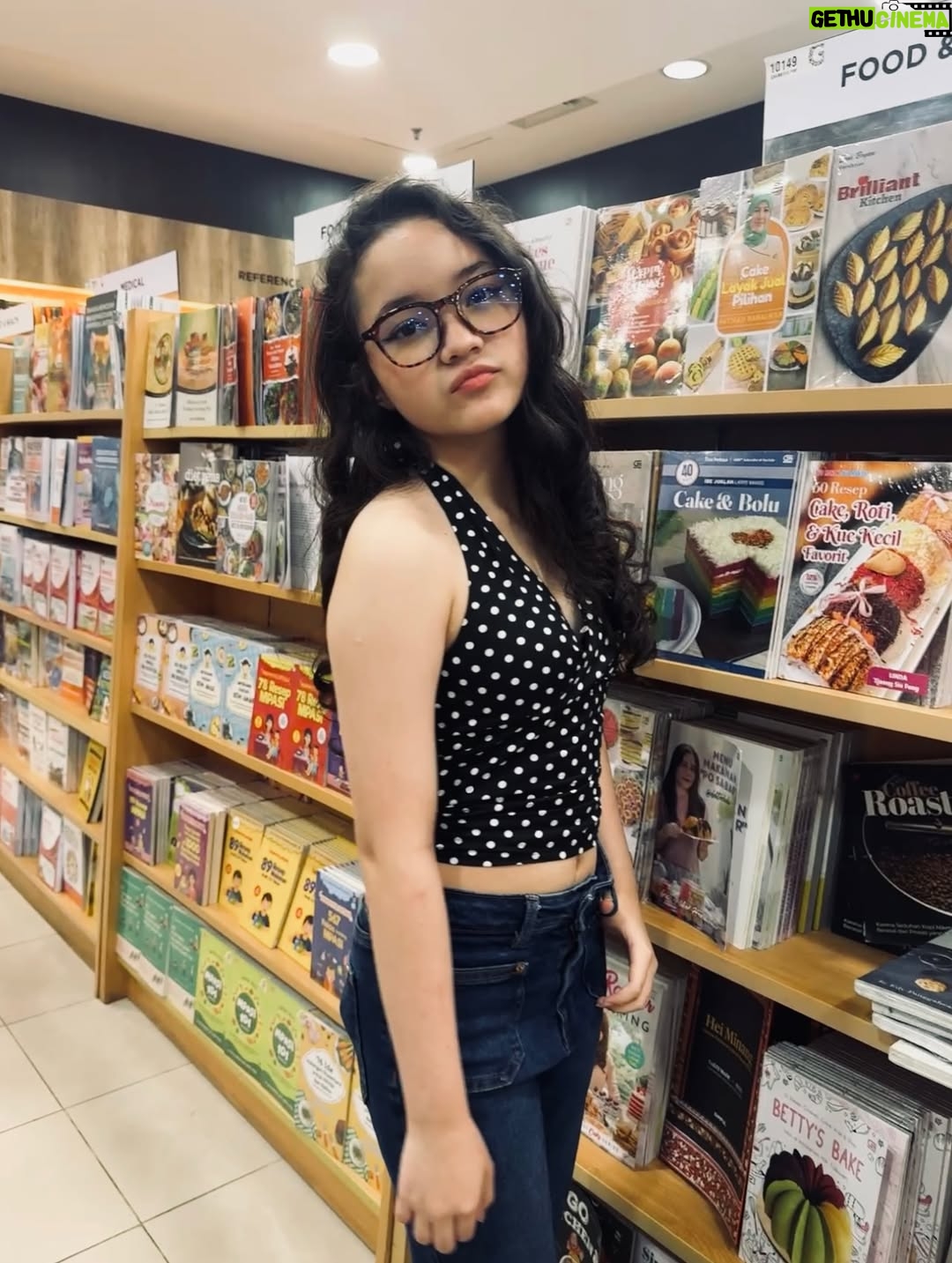 Makayla Rose Hilli - 2.5K Likes - jajaan buku lagii🥹🤍. #masyallahtabarakallah #bookstagram #books #dojacat #glasses #photos #post