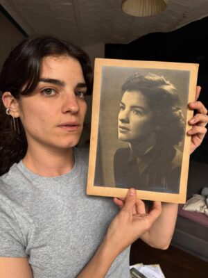 Malena Sánchez Instagram - Mudanza y nostalgia:
-mi abuela y yo
-mi primera foto haciéndome la sexy, pre mundo selfie
-credencial del Pelle (dios, las cosas que guardo)
-la llave que me dieron de Arévalo cuando tenía 8
-billetera progre
-boca y Jose (tenia fotos carnet de toda mi gente)
-diplomática, por?
-juro ya tiré los recortes de diarios
-hasta anillo de Boca usaba de adolescente
-y llavero
-amigas de primaria y Topper blancas rotas, siempre
-apunte estudiando el feminismo
-frases generadoras de traumas
-una carta de amor, madura, a los 10 años.
-algo que hace años me interpeló (?)
-un poco de antiriber
