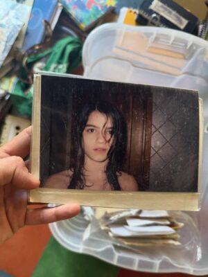 Malena Sánchez Instagram - Mudanza y nostalgia:
-mi abuela y yo
-mi primera foto haciéndome la sexy, pre mundo selfie
-credencial del Pelle (dios, las cosas que guardo)
-la llave que me dieron de Arévalo cuando tenía 8
-billetera progre
-boca y Jose (tenia fotos carnet de toda mi gente)
-diplomática, por?
-juro ya tiré los recortes de diarios
-hasta anillo de Boca usaba de adolescente
-y llavero
-amigas de primaria y Topper blancas rotas, siempre
-apunte estudiando el feminismo
-frases generadoras de traumas
-una carta de amor, madura, a los 10 años.
-algo que hace años me interpeló (?)
-un poco de antiriber