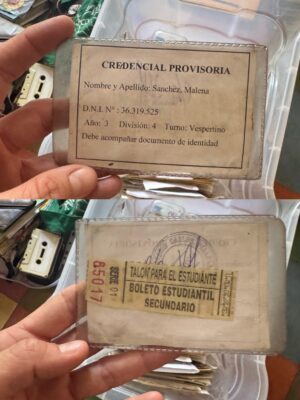 Malena Sánchez Instagram - Mudanza y nostalgia:
-mi abuela y yo
-mi primera foto haciéndome la sexy, pre mundo selfie
-credencial del Pelle (dios, las cosas que guardo)
-la llave que me dieron de Arévalo cuando tenía 8
-billetera progre
-boca y Jose (tenia fotos carnet de toda mi gente)
-diplomática, por?
-juro ya tiré los recortes de diarios
-hasta anillo de Boca usaba de adolescente
-y llavero
-amigas de primaria y Topper blancas rotas, siempre
-apunte estudiando el feminismo
-frases generadoras de traumas
-una carta de amor, madura, a los 10 años.
-algo que hace años me interpeló (?)
-un poco de antiriber