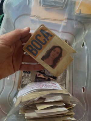 Malena Sánchez Instagram - Mudanza y nostalgia:
-mi abuela y yo
-mi primera foto haciéndome la sexy, pre mundo selfie
-credencial del Pelle (dios, las cosas que guardo)
-la llave que me dieron de Arévalo cuando tenía 8
-billetera progre
-boca y Jose (tenia fotos carnet de toda mi gente)
-diplomática, por?
-juro ya tiré los recortes de diarios
-hasta anillo de Boca usaba de adolescente
-y llavero
-amigas de primaria y Topper blancas rotas, siempre
-apunte estudiando el feminismo
-frases generadoras de traumas
-una carta de amor, madura, a los 10 años.
-algo que hace años me interpeló (?)
-un poco de antiriber