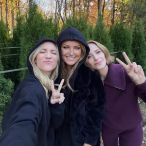 Malin Åkerman Instagram - Hold on to your wigs…we have officially started shooting season 2!!! And y’all are not gonna be disappointed 😈 @netflix @thehuntingwives @lionsgatetv