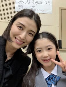 Manami Hashimoto Instagram - フェイクマミー今夜10時最終回！！
撮影期間約4ヶ月間、魅力溢れる素敵なスタッフの皆様、共演者の皆様とご一緒させていただけて毎回現場に行くのが楽しみでした💓
薫さん、いろはちゃん、まみえさんはどのような最後になるのか、、、🤔
みなさんぜひご覧ください♪
