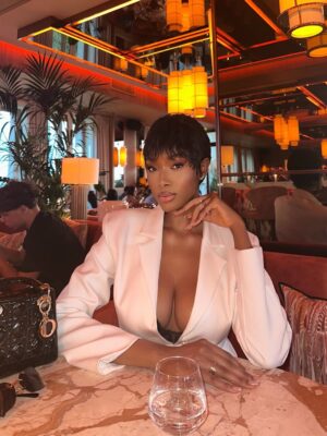 Mandjalia Gbané Instagram - Un dîner léger, une présence lourde ⌛️